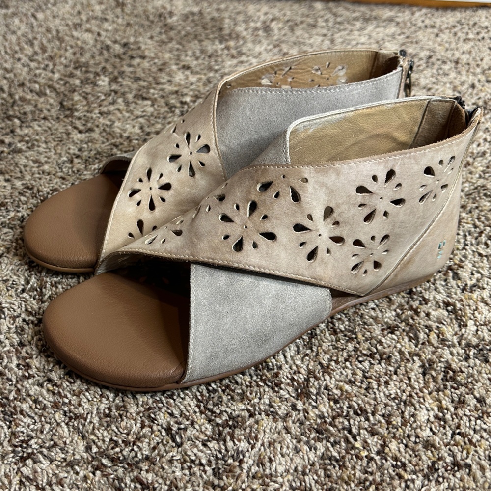 Stylish Women's Sandals in Silver and Tan